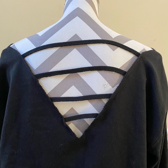 V.S black/white Off the shoulder crop top - Picture 5 of 8